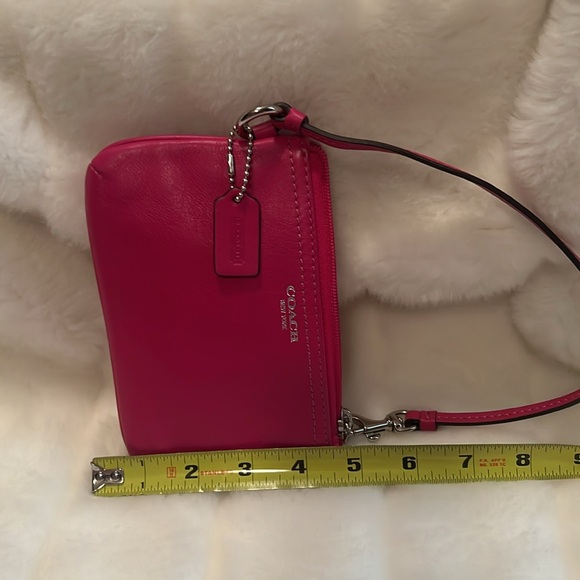 🩷COACH HOT PINK 🩷 WRISTLET. Beautiful condition, all matching pieces. 🩷 - Picture 8 of 8